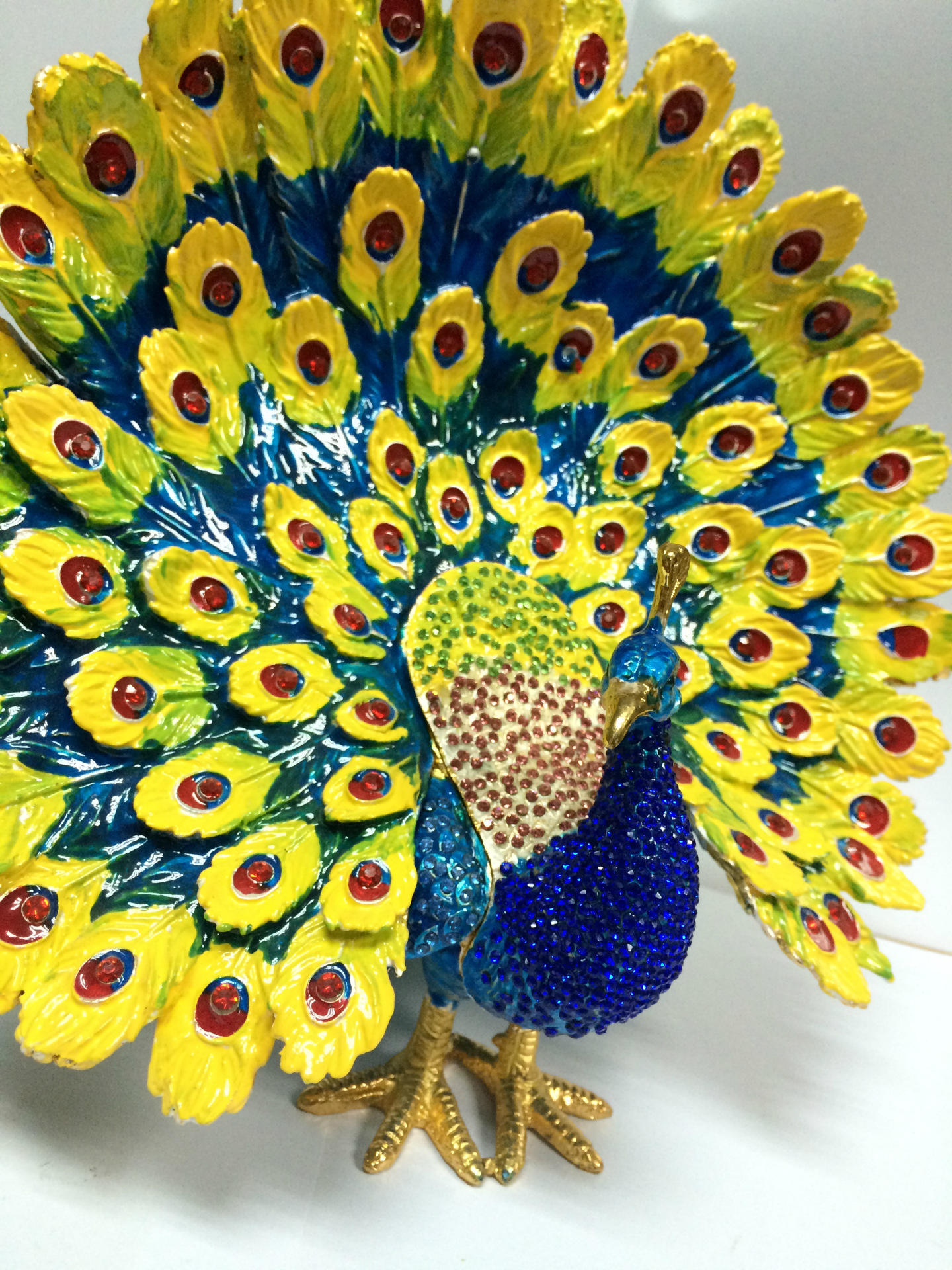 铅锡合金与护肤品 从孔雀工艺品看现代工艺与自然呵护的和谐交响